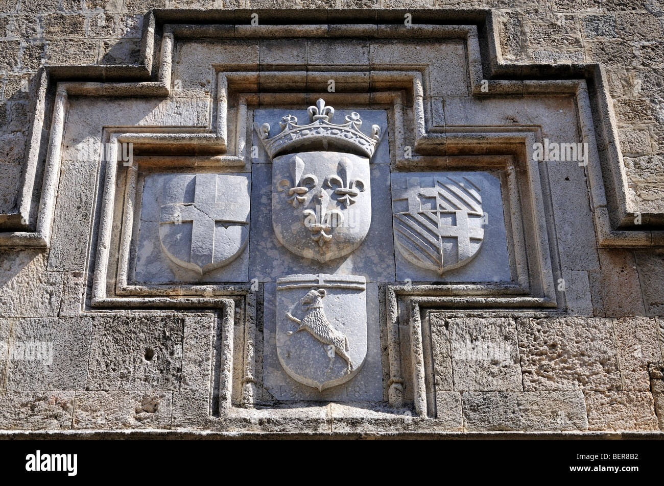 Vecchia città di Rodi, Grecia, stemma sulla strada dei Cavalieri. Foto Stock