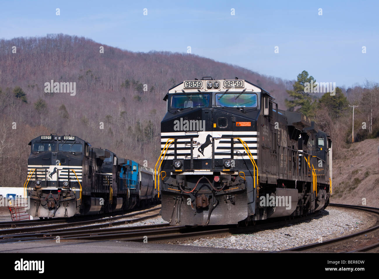 Due Norfolk Southern treni merci attendono nuovi equipaggi a Oakdale, TN. Foto Stock