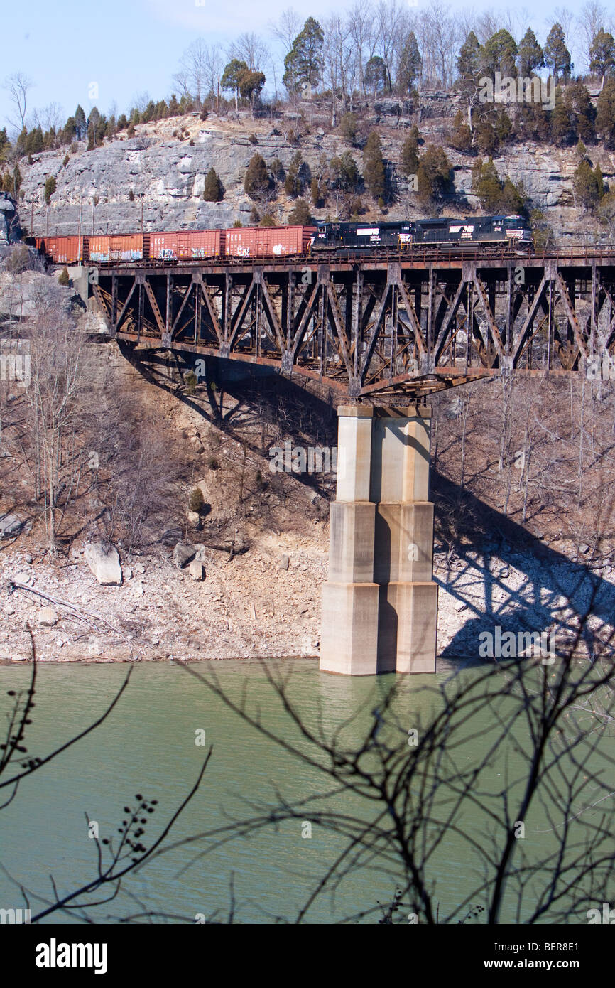 Equitazione alta oltre il Cumberland River, a sud di Norfolk treno merci capi a sud verso Atlanta, GA. Foto Stock