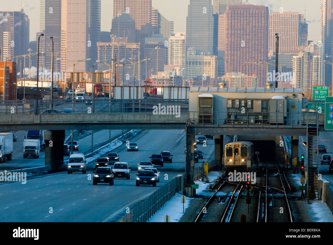 Circondato da ora di punta del traffico su Dan Ryan expressway, a Chicago Transit Authority (CTA) 'L' treno giù la testa la linea rossa. Foto Stock
