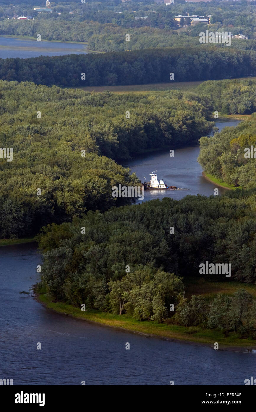 Manipolazione di un paio di chiatte in laguna di acqua stagnante del fiume Mississippi vicino a Prairie du Chien, WI, un motori towboat lungo l'acqua. Foto Stock