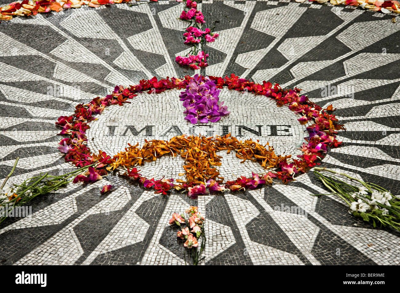 Un " segno di pace composta di petali di fiori sul 'Si campi delle fragole " memorial in " Central Park" in "New York City", "New York". Foto Stock