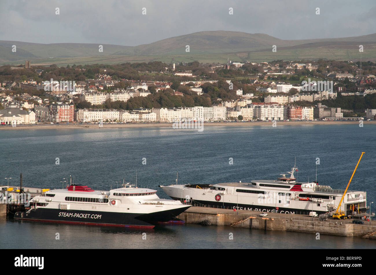 Due traghetti per passeggeri al terminal del porto con vedute di Douglas, capitale dell'Isola di Man, in background. Foto Stock