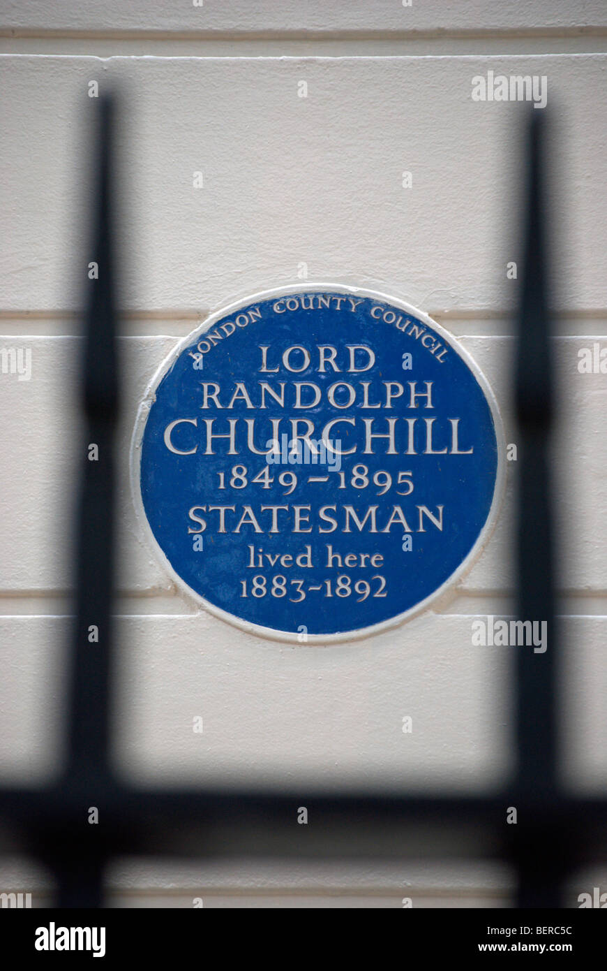 London County council targa blu segnando una ex casa del signore Randolph Churchill, statista e padre di Winston Churchill Foto Stock