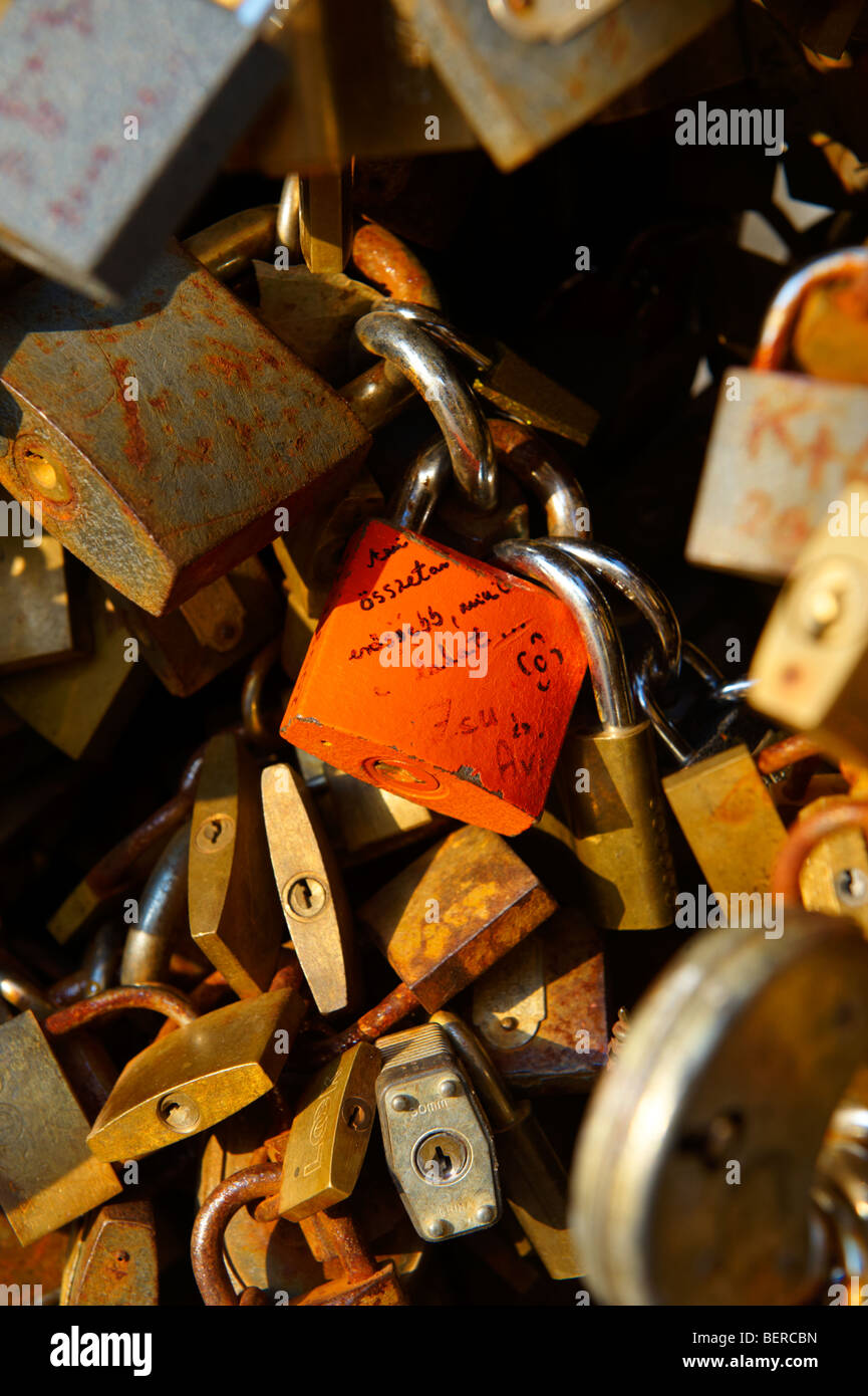 Messaggi d'amore bloccato sulla ringhiera a Pecs - europeo città culturali dell'anno 2010 , Ungheria Foto Stock