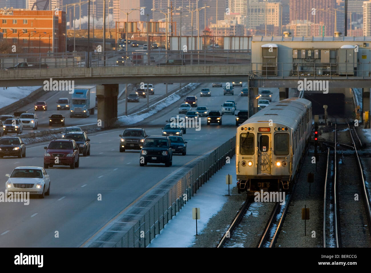 Circondato da ora di punta del traffico su Dan Ryan expressway, a Chicago Transit Authority (CTA) 'L' treno giù la testa la linea rossa. Foto Stock