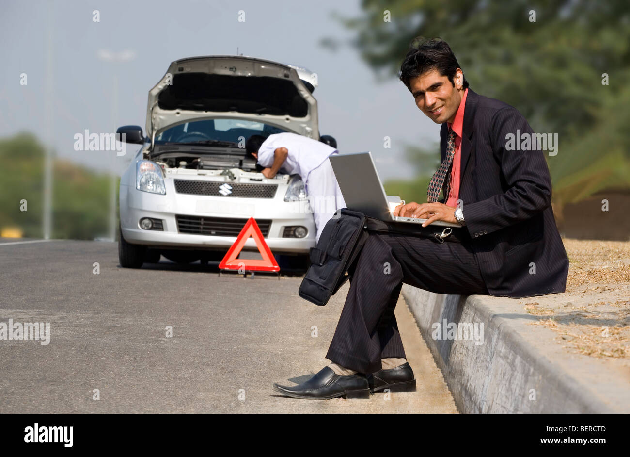 Executive al lavoro su un notebook Foto Stock