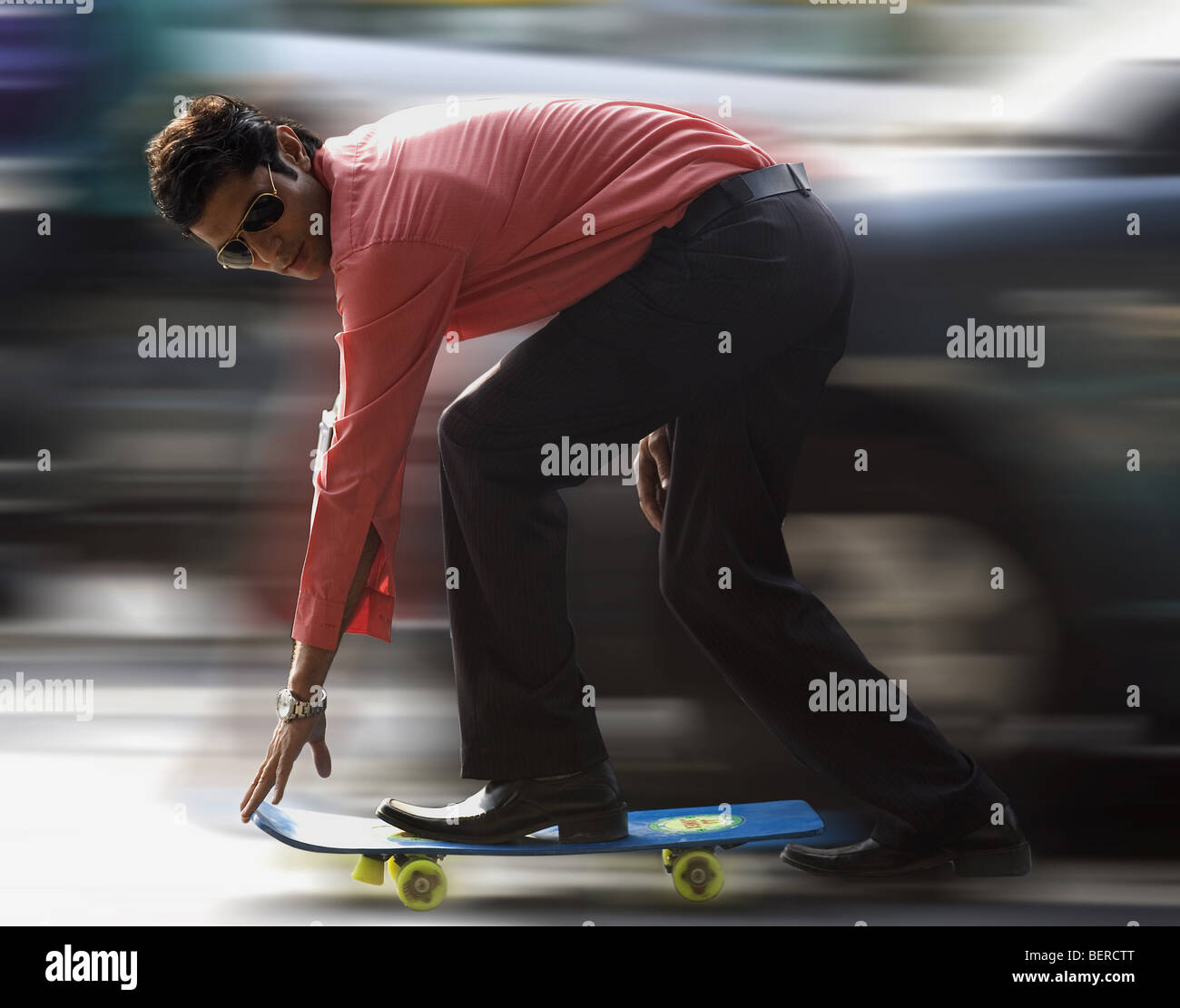 L'uomo su uno skateboard Foto Stock