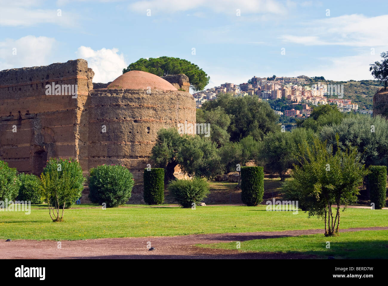 Sala dei Filosofi, con moderne Tivoli in background, Villa Adriana, Villa Adriana, vicino a Tivoli, Italia Foto Stock