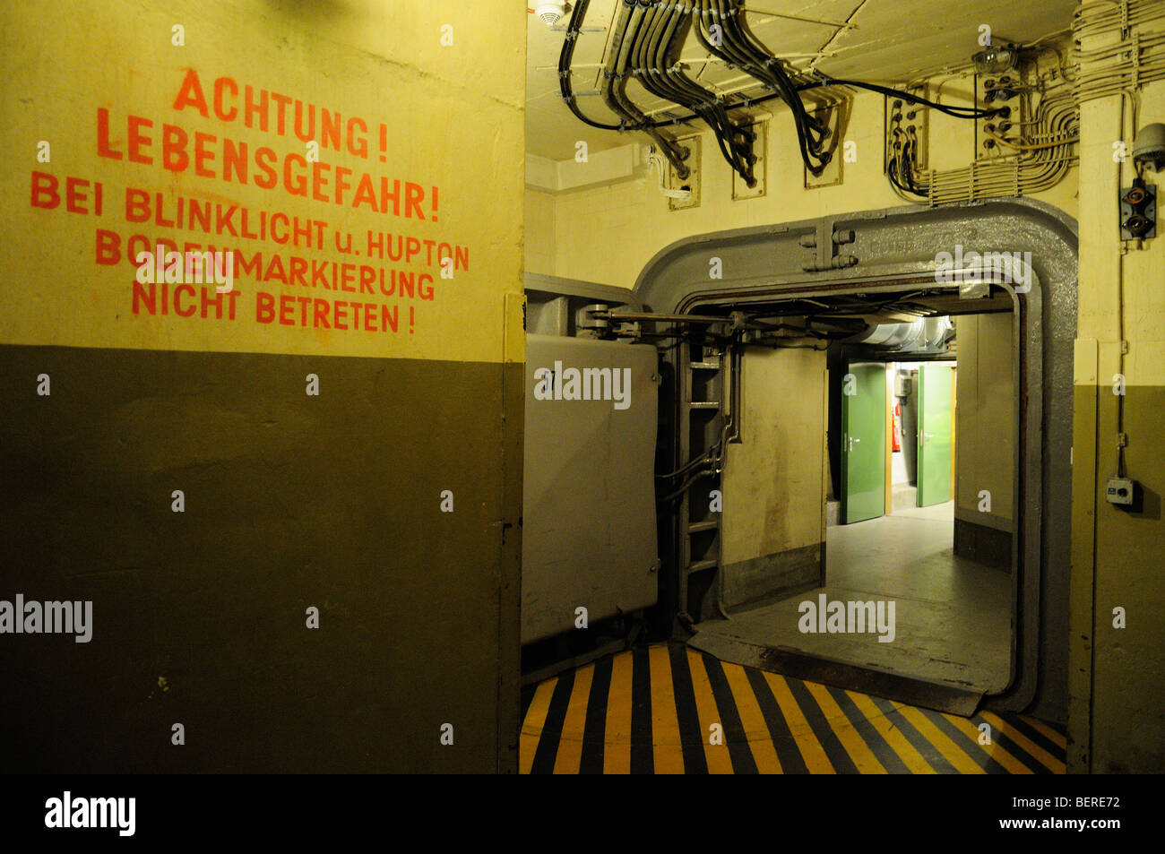 Avviso nella parte anteriore della porta in acciaio in ex Ovest governo tedesco bunker nucleari ad Ahrweiler Foto Stock