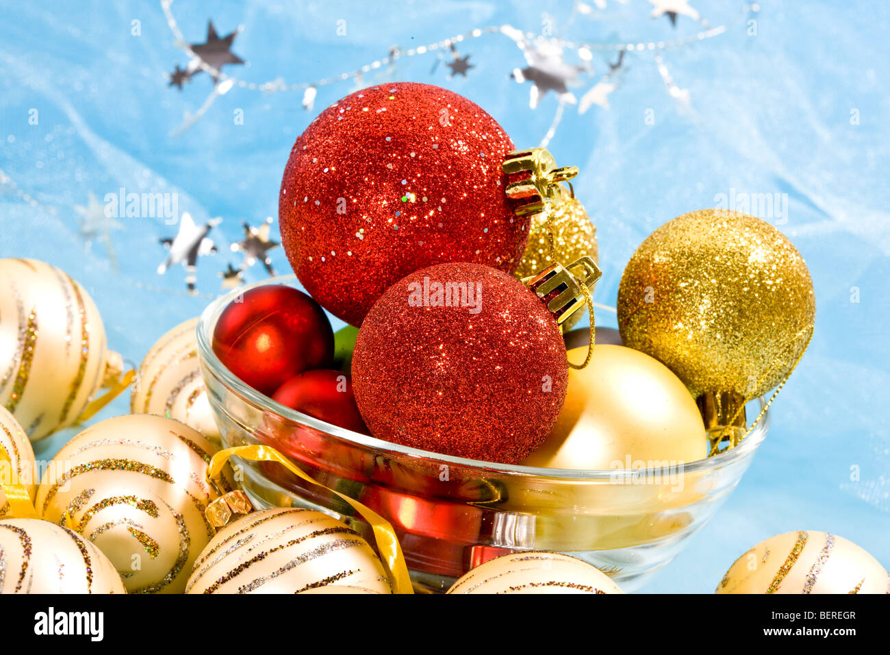 Serie di vacanza: Natale rosso e palla dorata nel recipiente Foto Stock