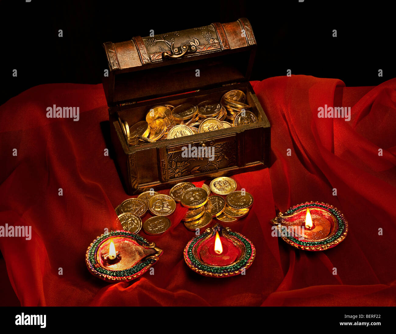 Monete d oro e diyas Foto Stock