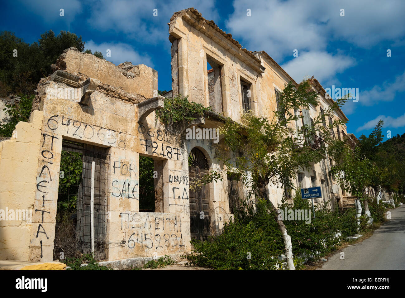 Assos village Kefalonia case abbandonate da il terremoto del 1953 per la  vendita per la ristrutturazione Foto stock - Alamy