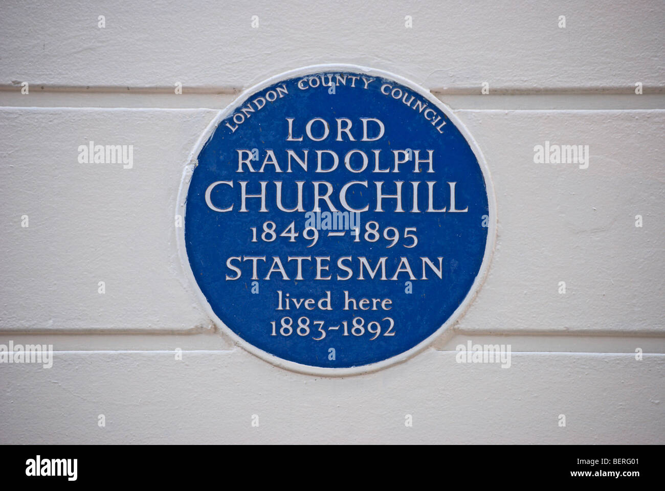 London County council targa blu segnando una ex casa del signore Randolph Churchill, statista e padre di Winston Churchill Foto Stock