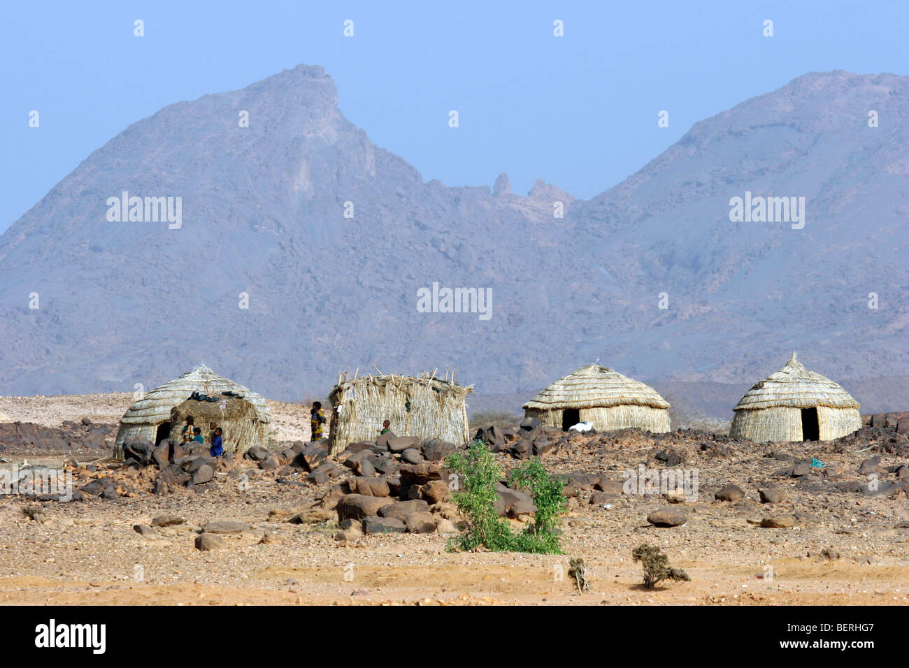 Primitiva di capanne di villaggio nelle montagne Aïr / Aïr massiccio, il deserto del Sahara, Niger, Africa occidentale Foto Stock