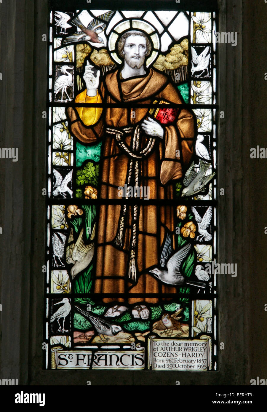 Una vetrata di J Powell & Sons raffigurante San Francesco d'Assisi, la Chiesa di Santa Margherita, Cley-NEXT-the-Sea, Norfolk Foto Stock