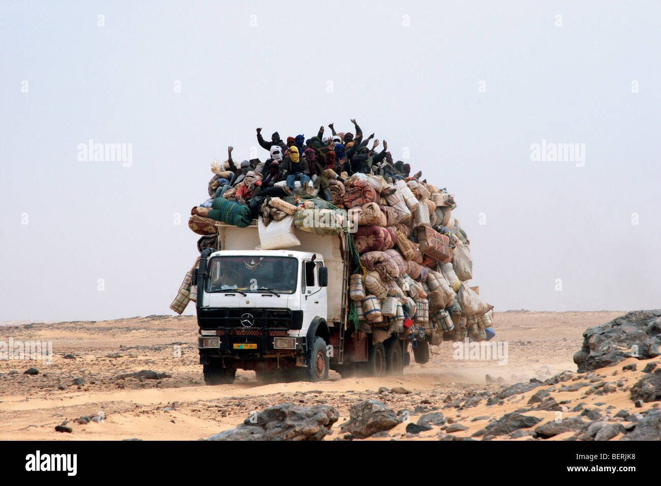 Fortemente caricato il carrello di trasporto di merci e di persone nel deserto del Sahara, Niger, Africa occidentale Foto Stock