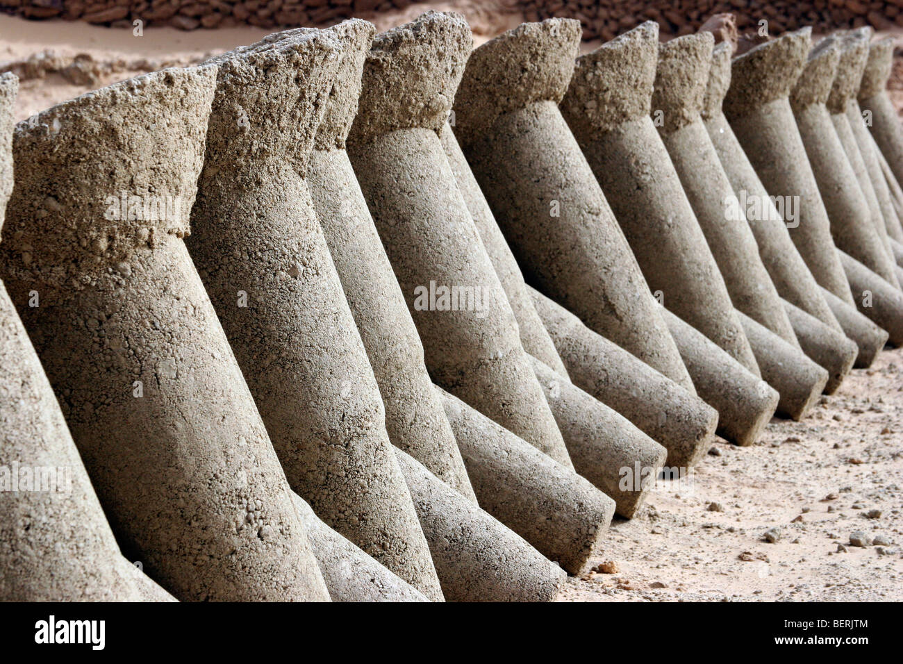 Pilastri di sale estratto dal natron saline / BALMA nel deserto del Sahara presso l'oasi cittadina Bilma, Niger, Africa occidentale Foto Stock