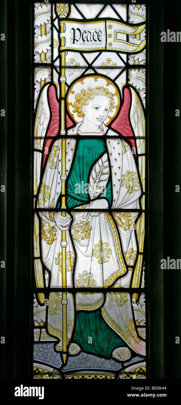 Una vetrata raffigurante l'Angelo della Pace di Herbert Bryans (artista e Heasman), St Martin's Church, Glandford, Norfolk Foto Stock