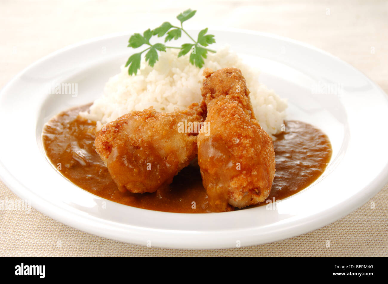 Piatto di riso al curry con pollo fritto Foto Stock