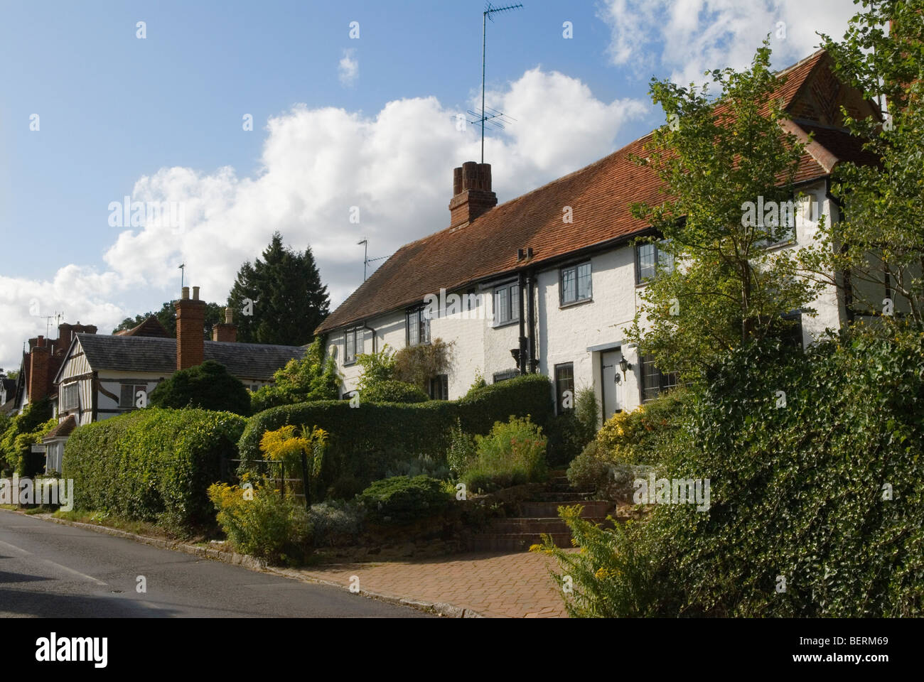 Shere village Surrey in Inghilterra. Tipico villaggio tradizionale alloggiamento. HOMER SYKES Foto Stock