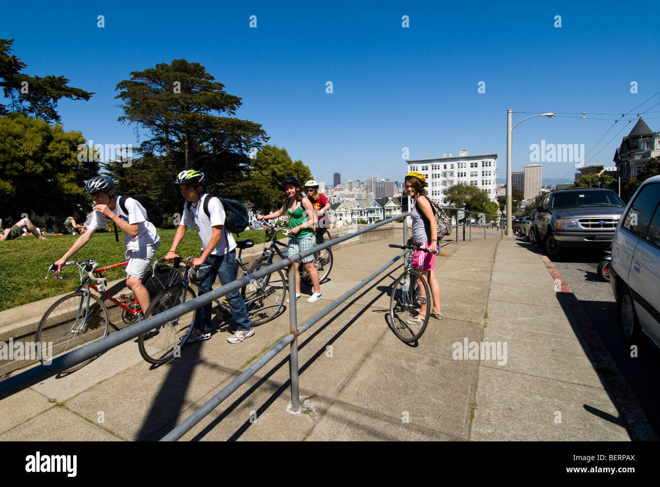 San Francisco i ciclisti a Alamo Square. Foto copyright Lee Foster. Foto # 20-casanf79126 Foto Stock