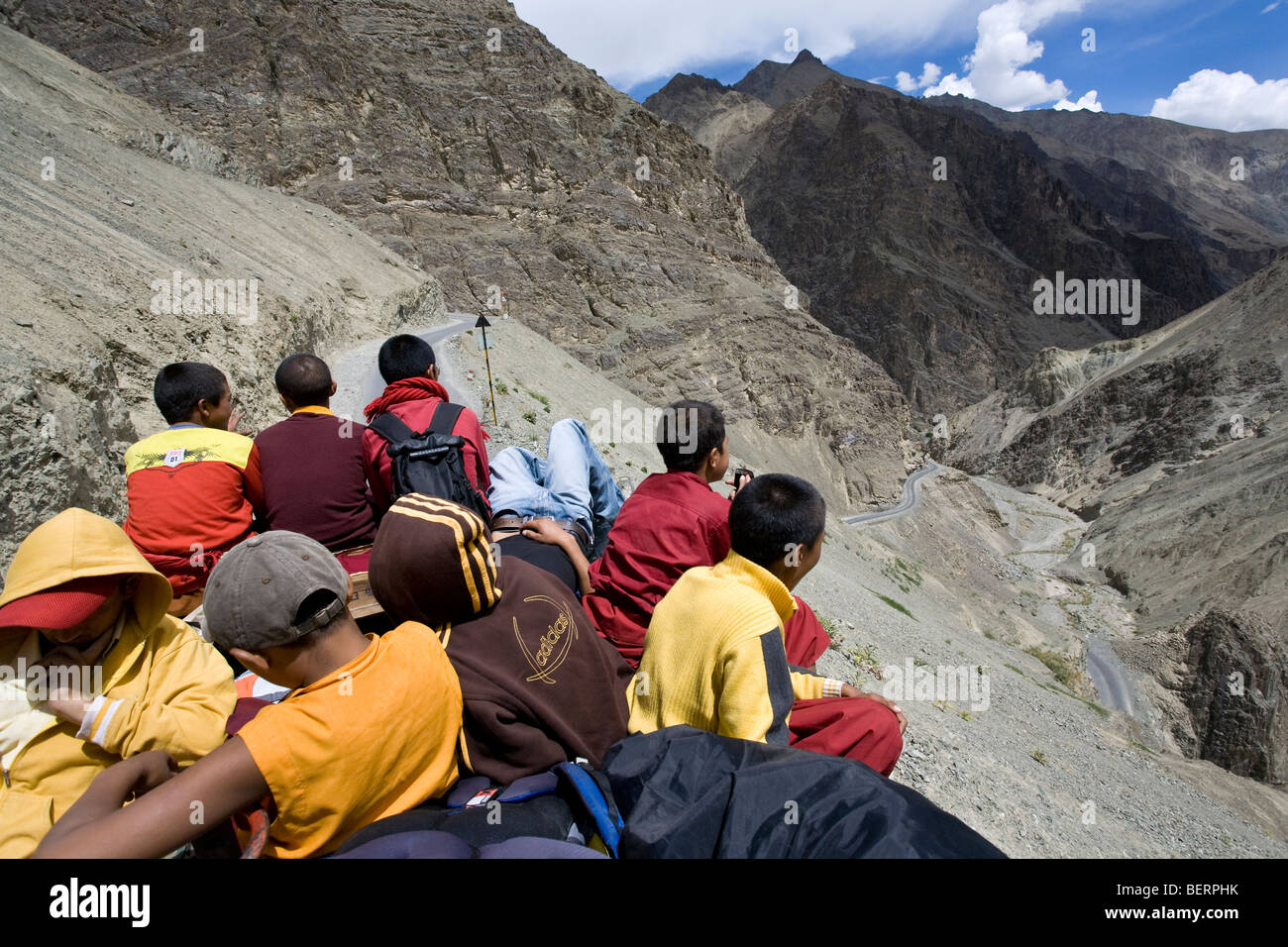 Novizi buddisti monaci seduti sul tetto di un bus. Leh-Lamayuru road. Ladakh. India Foto Stock