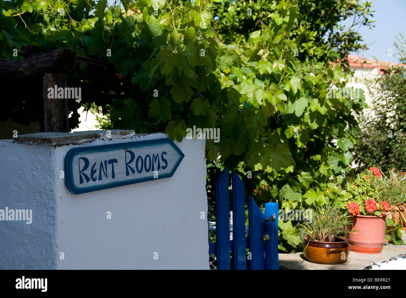 Segno per le camere in affitto a Alonissos old town, Alonissos, Grecia Foto Stock
