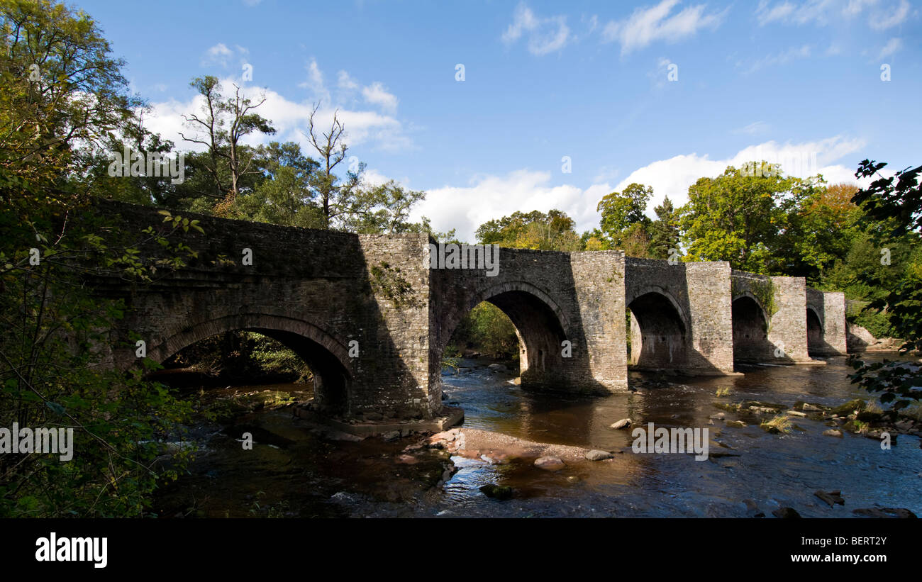 Suggestiva immagine del vecchio Llangynidr ponte che attraversa il fiume Usk prese a Llangynidr Galles centrale inizio autunno Foto Stock