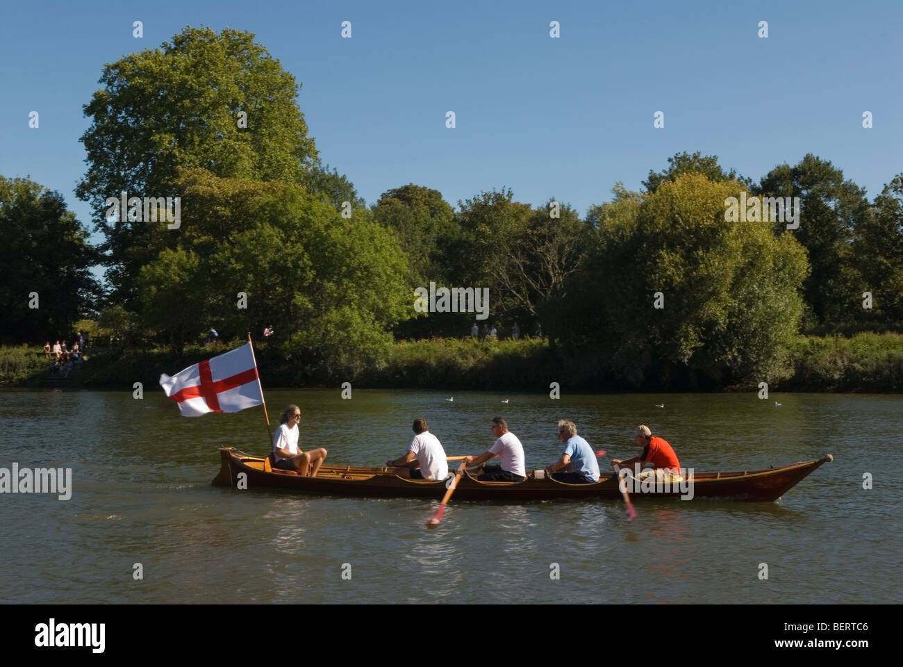 Il fiume Tamigi amatoriale club di canottaggio battenti St Georges bandiera. Surrey in Inghilterra. Nei pressi di prosciutto. HOMER SYKES Foto Stock