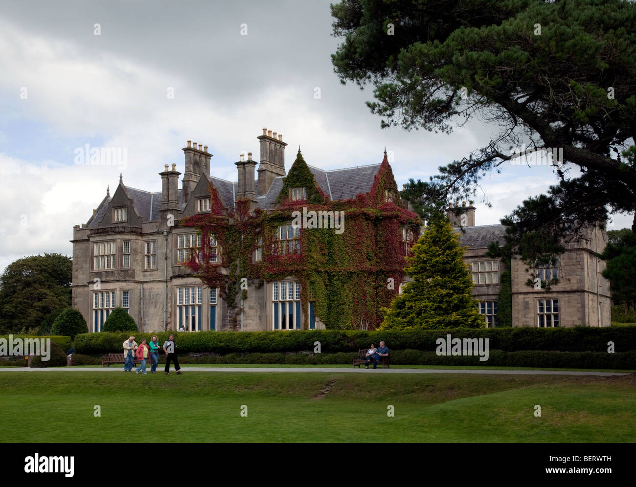 Muckross House nel cuore del Parco Nazionale di Killarney Foto Stock
