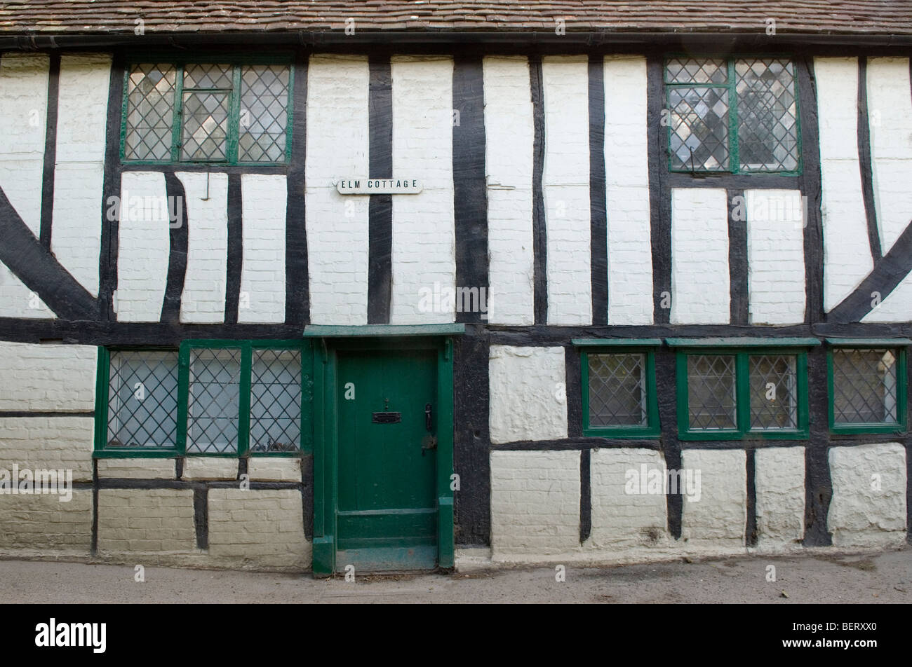 Shere Surrey. Elm Cottage è un ex tessitori metà telaio in legno casa costruita nel XVII secolo. HOMER SYKES Foto Stock