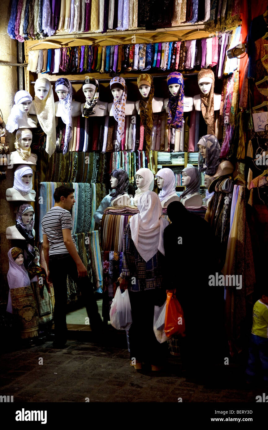 Le donne lo shopping in negozio al bazaar, Damasco, Siria, Medio Oriente Foto Stock