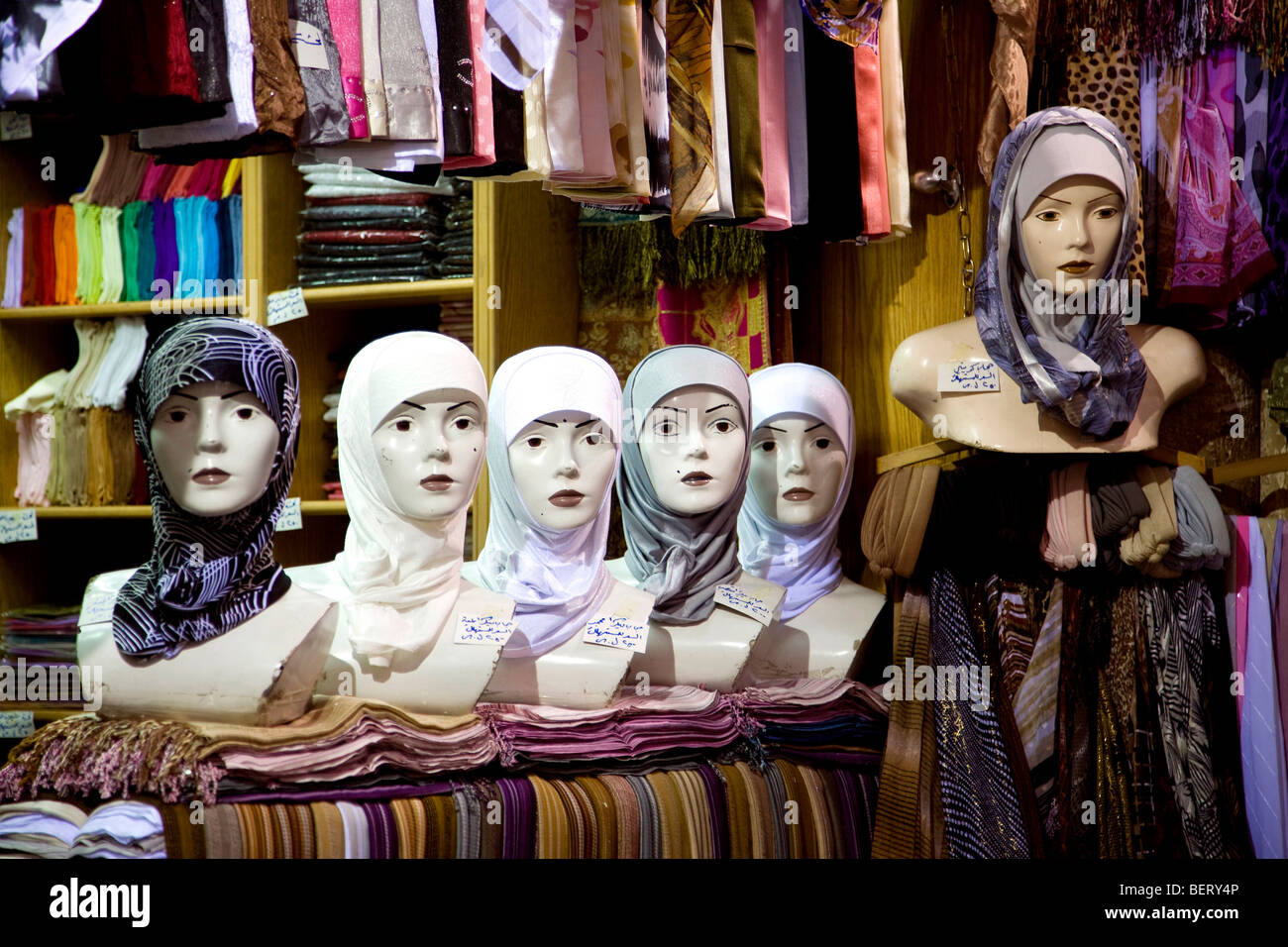Moda femminile shop nel bazaar, Damasco, Siria, Medio Oriente Foto Stock