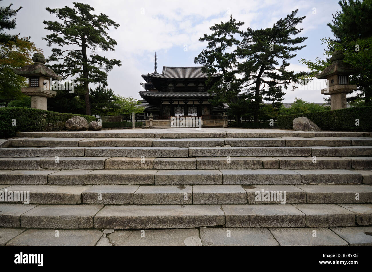 Chumon (interno) di gate e la pagoda a cinque piani (sfondo). Isc-in zona. Tempio di Horyu-ji il complesso. Ikaruga. Prefettura di Nara. Giappone Foto Stock