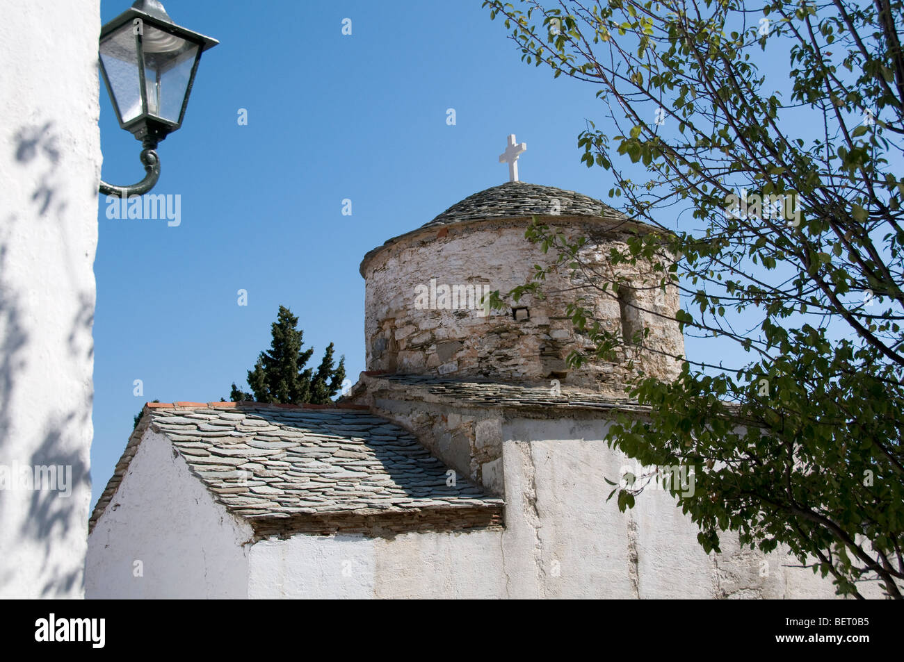 Tradizionale chiesa ortodossa greca in pietra nel centro storico o hora sull'isola greca di Alonissos, Sporadi, Grecia Foto Stock