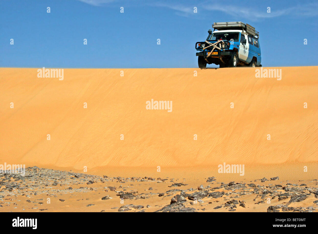 Veicolo a quattro ruote motrici in Erg di Bilma, Dune Mare nel Ténéré regione desertica, a sud del Sahara centrale, Niger, Africa occidentale Foto Stock