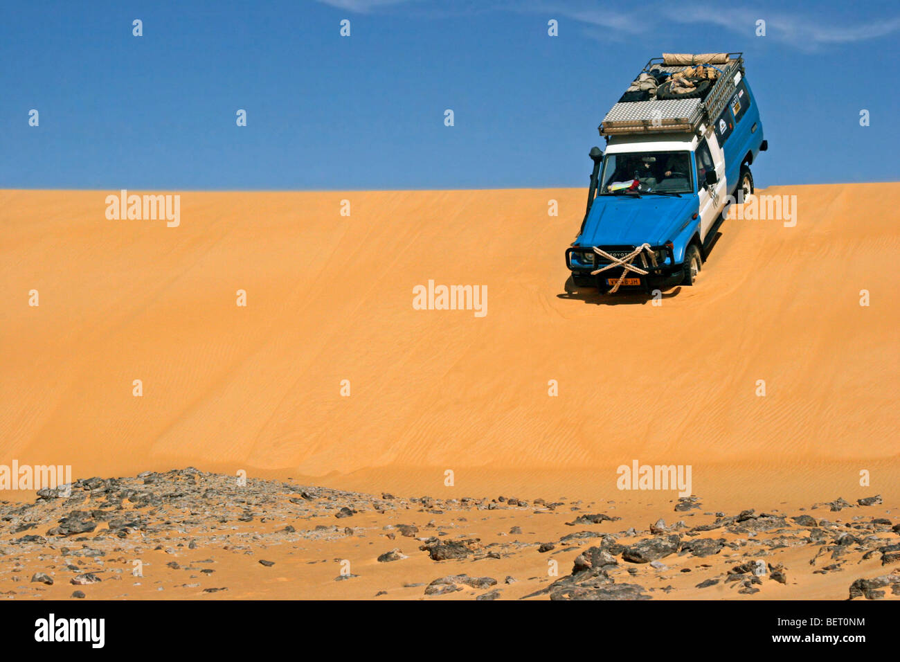 Veicolo a quattro ruote motrici in Erg di Bilma, Dune Mare nel Ténéré regione desertica, a sud del Sahara centrale, Niger, Africa occidentale Foto Stock