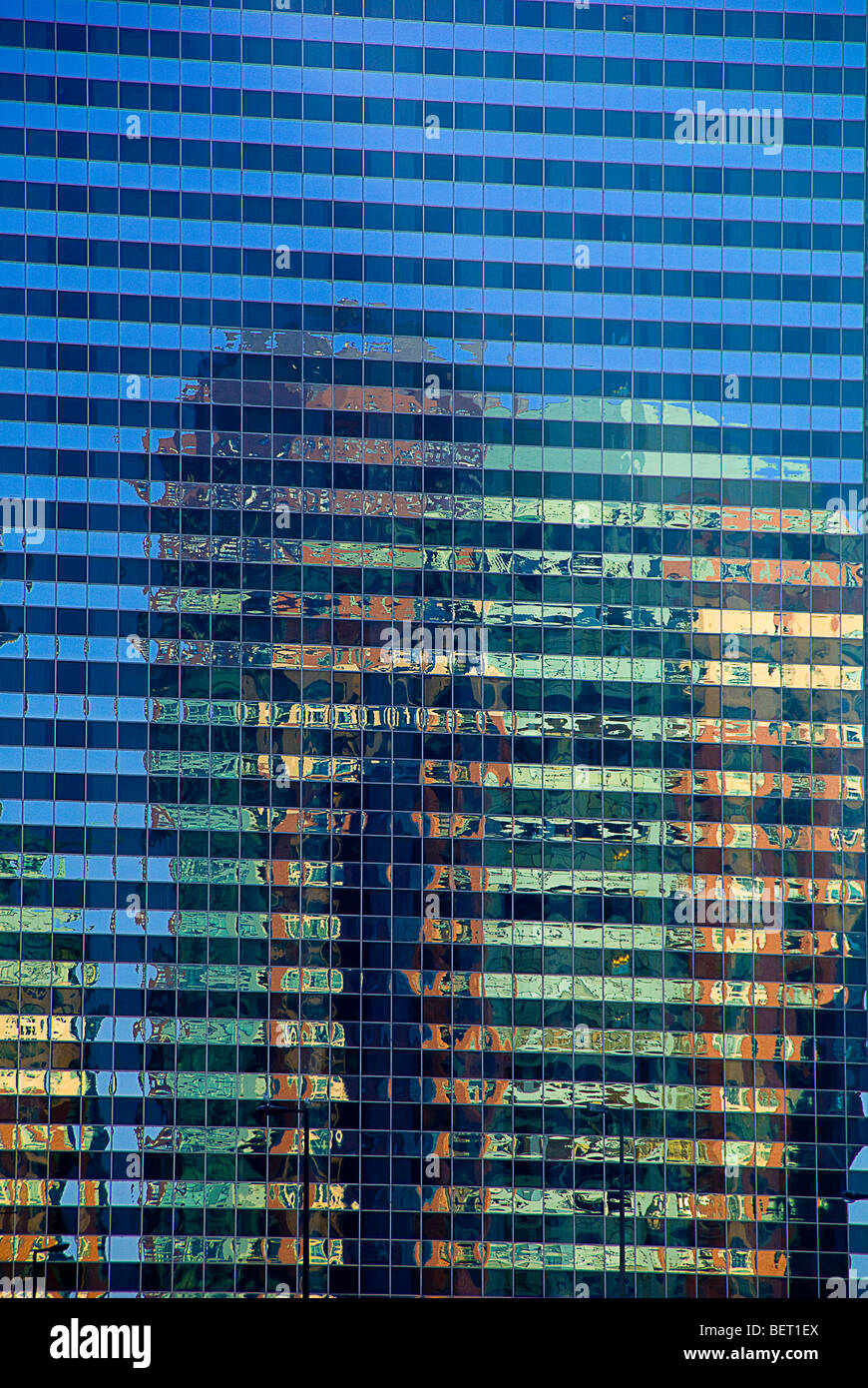 Gli edifici si riflette in un alto edificio a Chicago, Illinois, Stati Uniti d'America Foto Stock