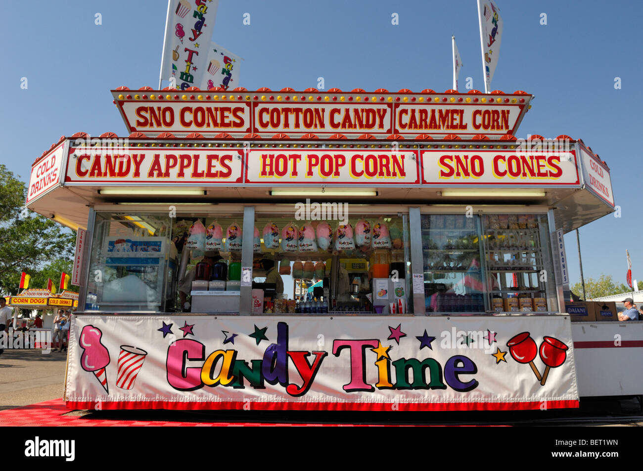 Candy stand a midway - candy mele, popcorn, caramella di cotone e sno coni Foto Stock