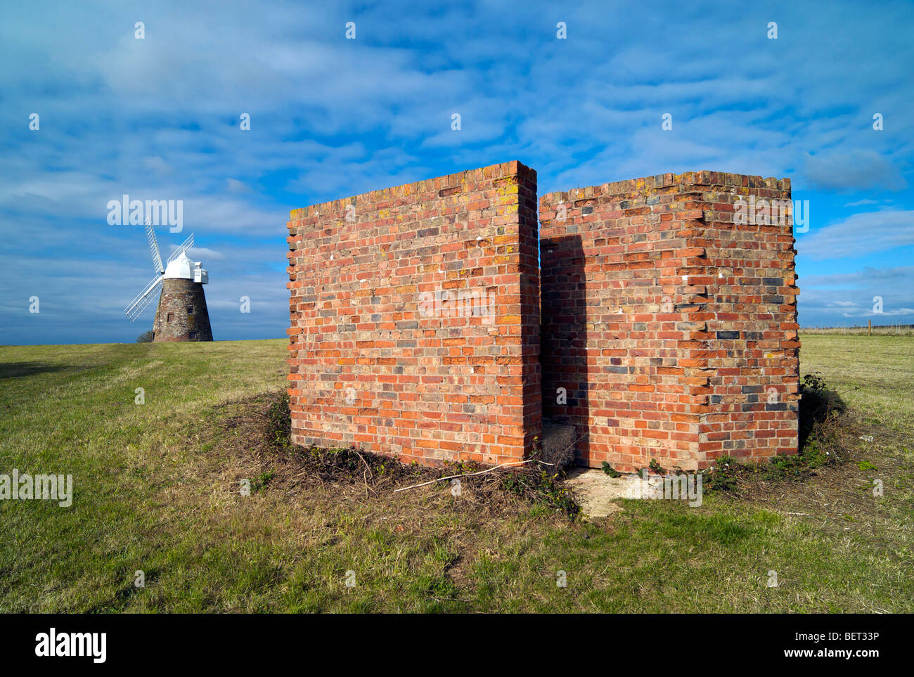 I resti della seconda guerra mondiale anti-impianti aerei accanto al mulino a vento Halnaker affacciato Chichester nel Sussex Regno Unito Foto Stock