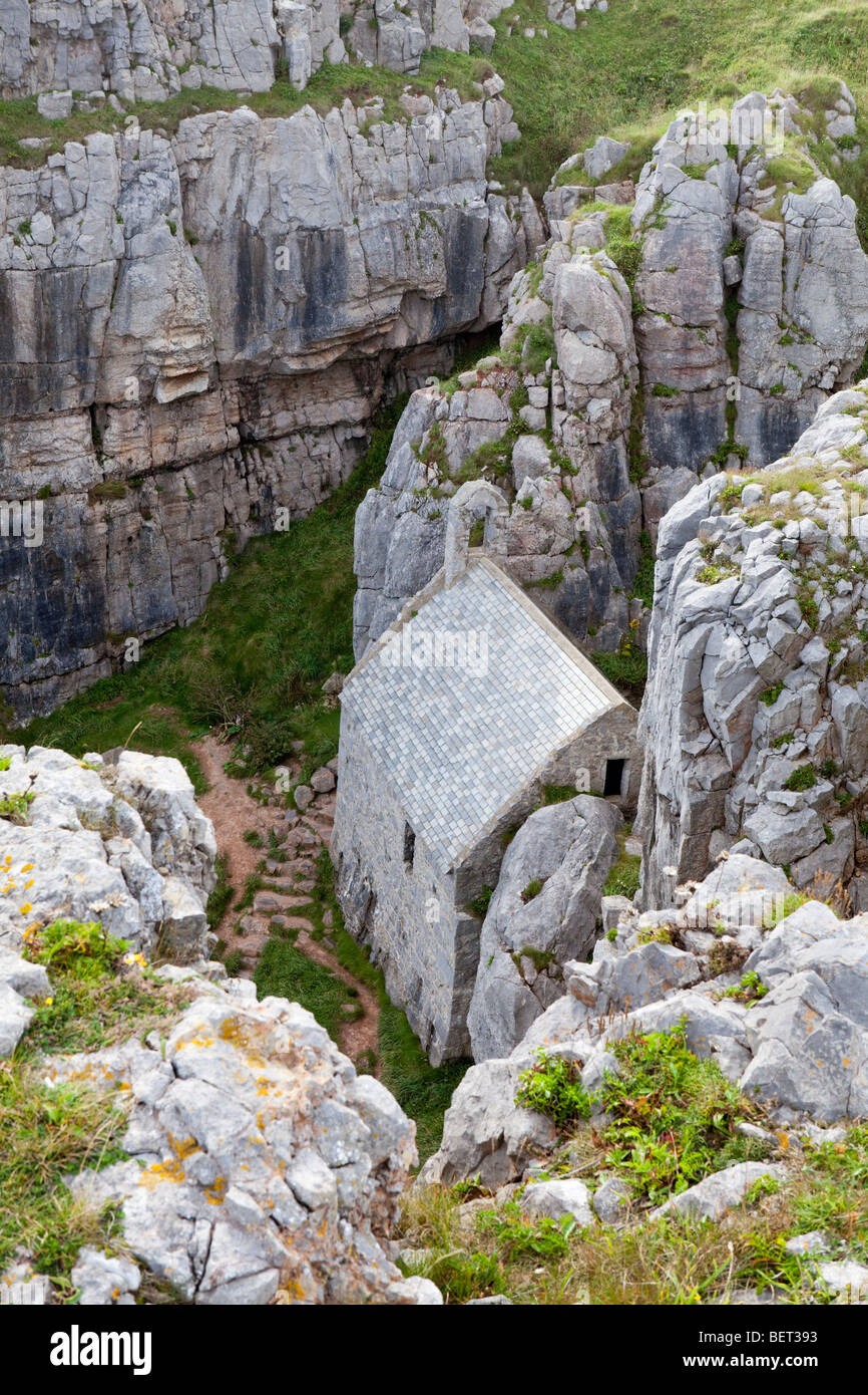 St Govan della cappella di nascosto in scogliere da St Govan's Head, Pembrokeshire, Galles Foto Stock