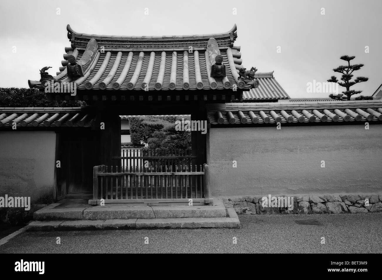 Dettaglio di architettura nel passaggio tra esterno ed interno di cancelli. Tempio di Horyu-ji. Ikaruga. Prefettura di Nara. Kansai. Giappone Foto Stock