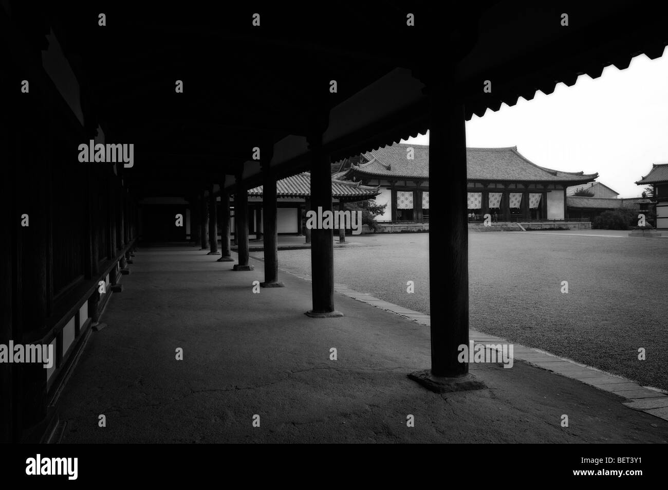 Entasis colonne e Aula Magna (lato destro). Cortile del Sai-in zona. Tempio di Horyu-ji il complesso. Ikaruga. Prefettura di Nara. Giappone Foto Stock