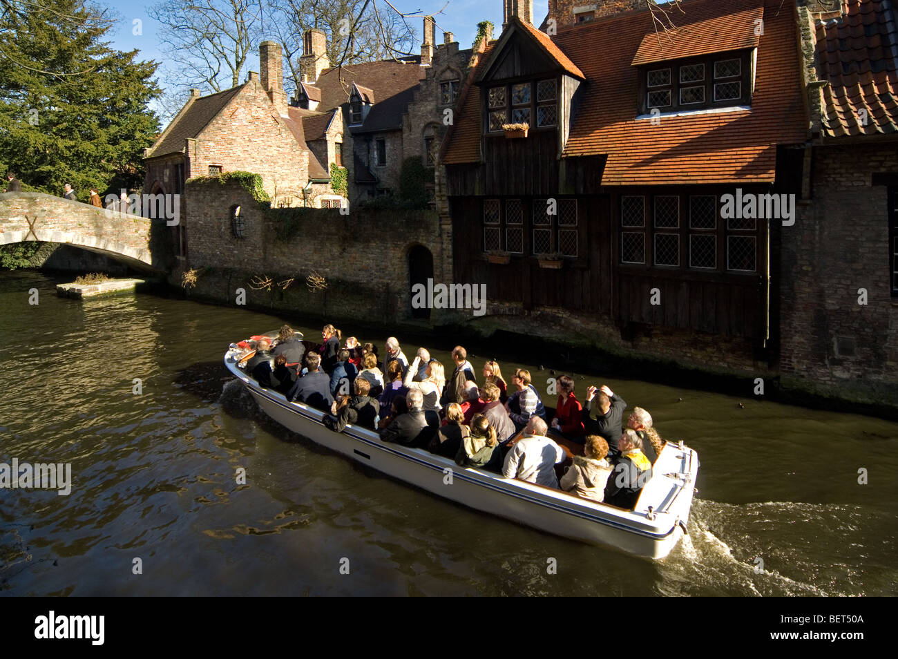 Bonifacius bridge e turisti facendo una gita in barca sui famosi canali di Bruges, Belgio Foto Stock