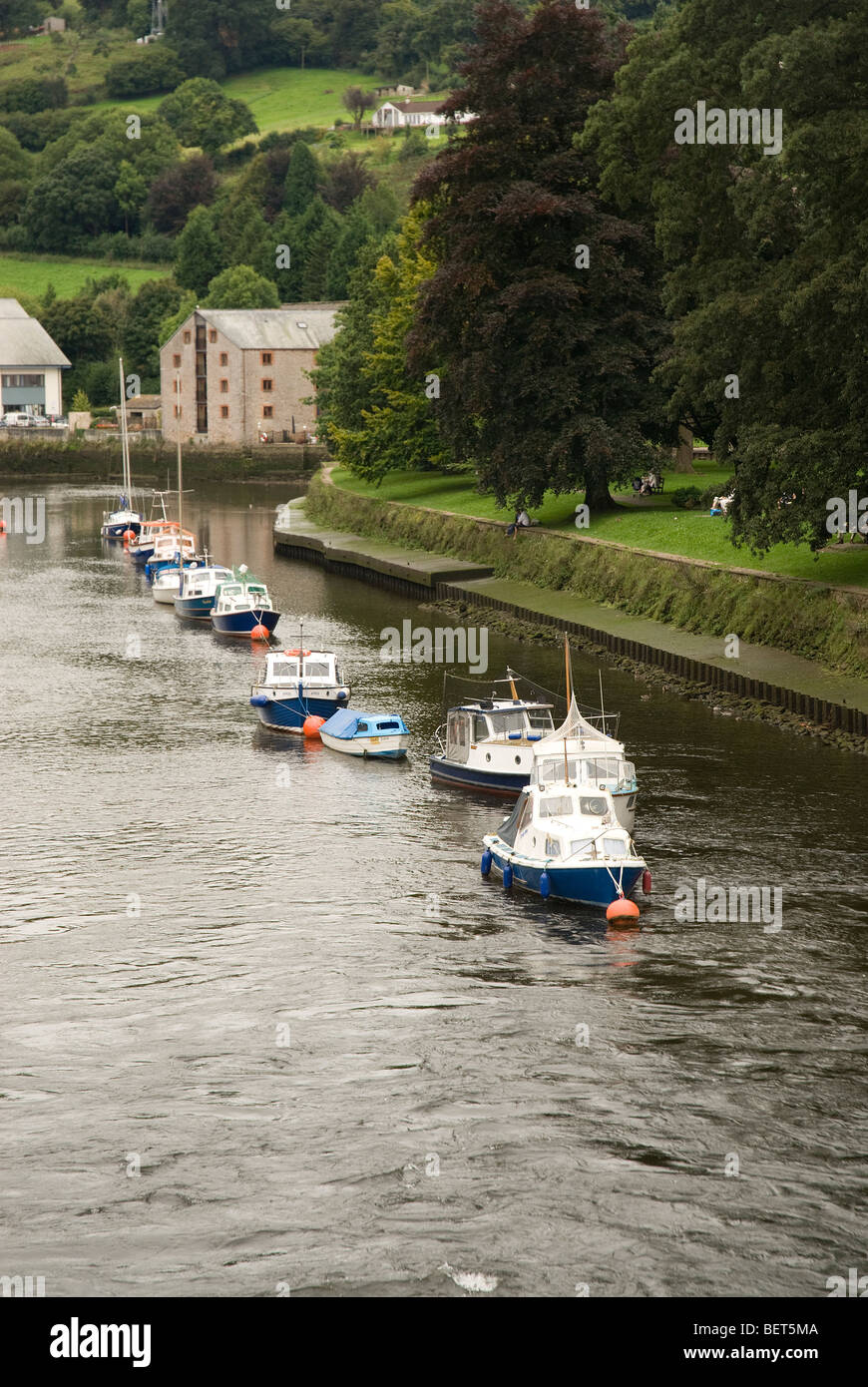 Barche ormeggiate sul fiume Dart a Totnes, Devon Foto Stock