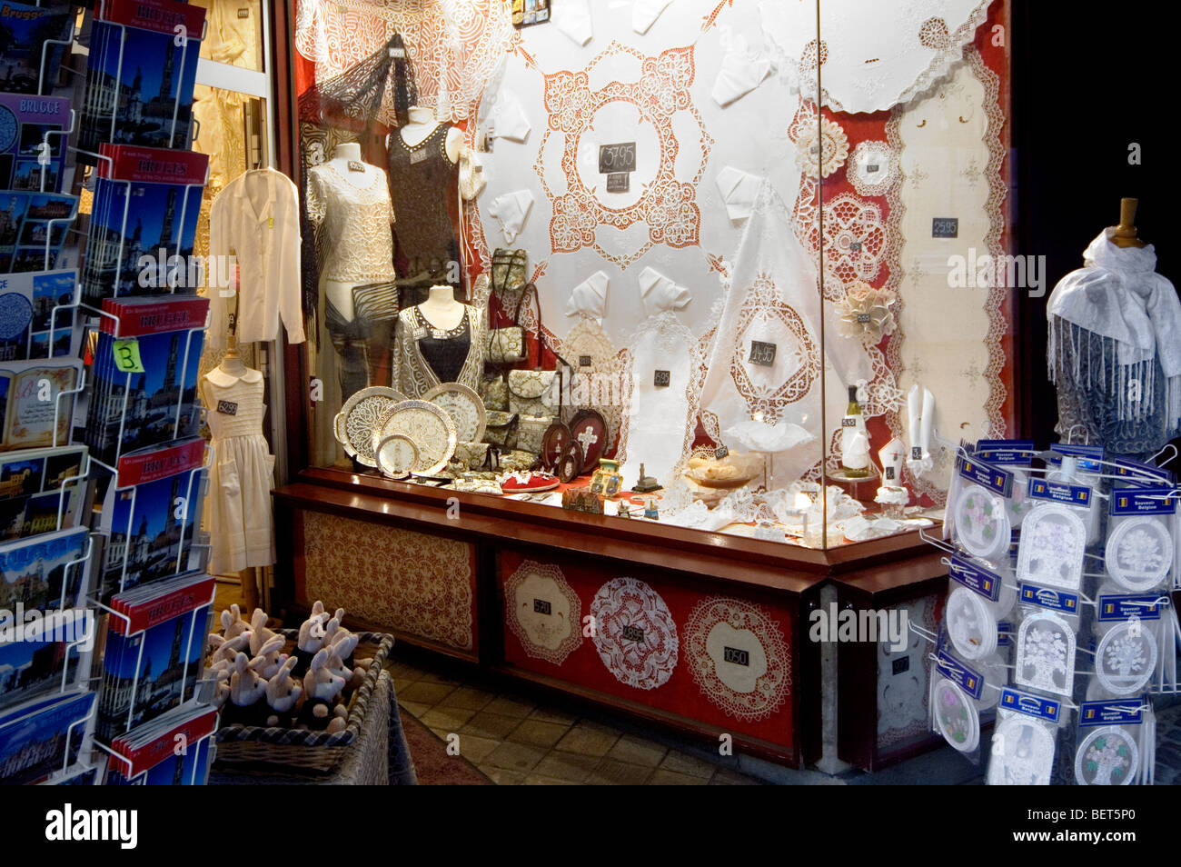 La finestra del display di souvenir turistici negozio di vendita di pizzo bianco nella città di Bruges, Fiandre Occidentali, Belgio Foto Stock
