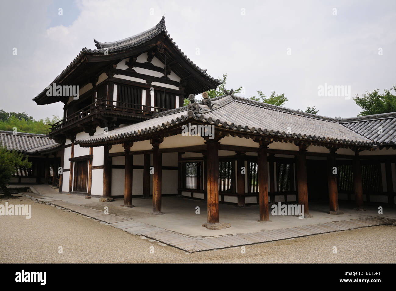 Porticato sul cortile del Sai-in zona. Tempio di Horyu-ji il complesso. Ikaruga. Prefettura di Nara. Kansai (aka Kinki) regione. Giappone Foto Stock