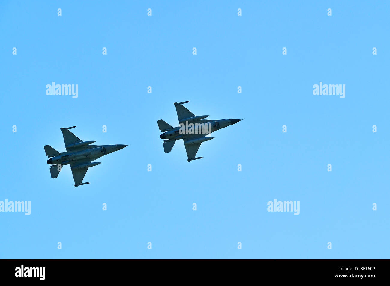 Getto di due aerei da combattimento F-16 all'airshow a KOKSIJDE, Belgio Foto Stock