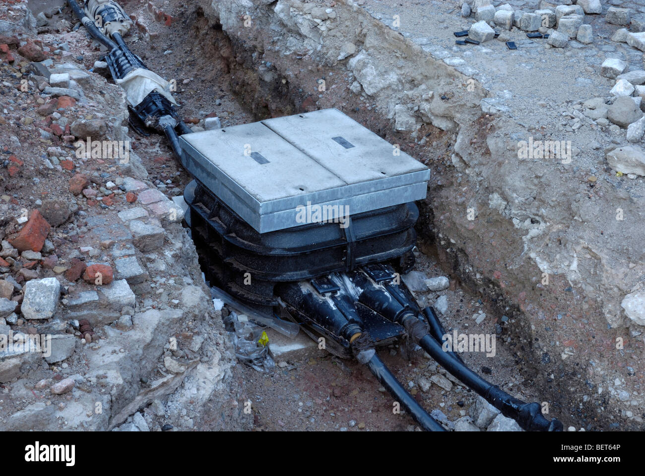 Elettricità sotterranee muffola di giunzione di cavi essendo installato Foto Stock